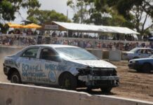 Thousands flock to final derby